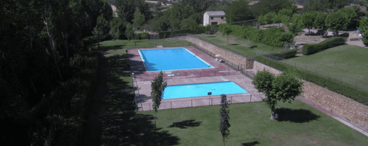Explotación del servicio público de piscinas municipales y bar anejo en la temporada 2026